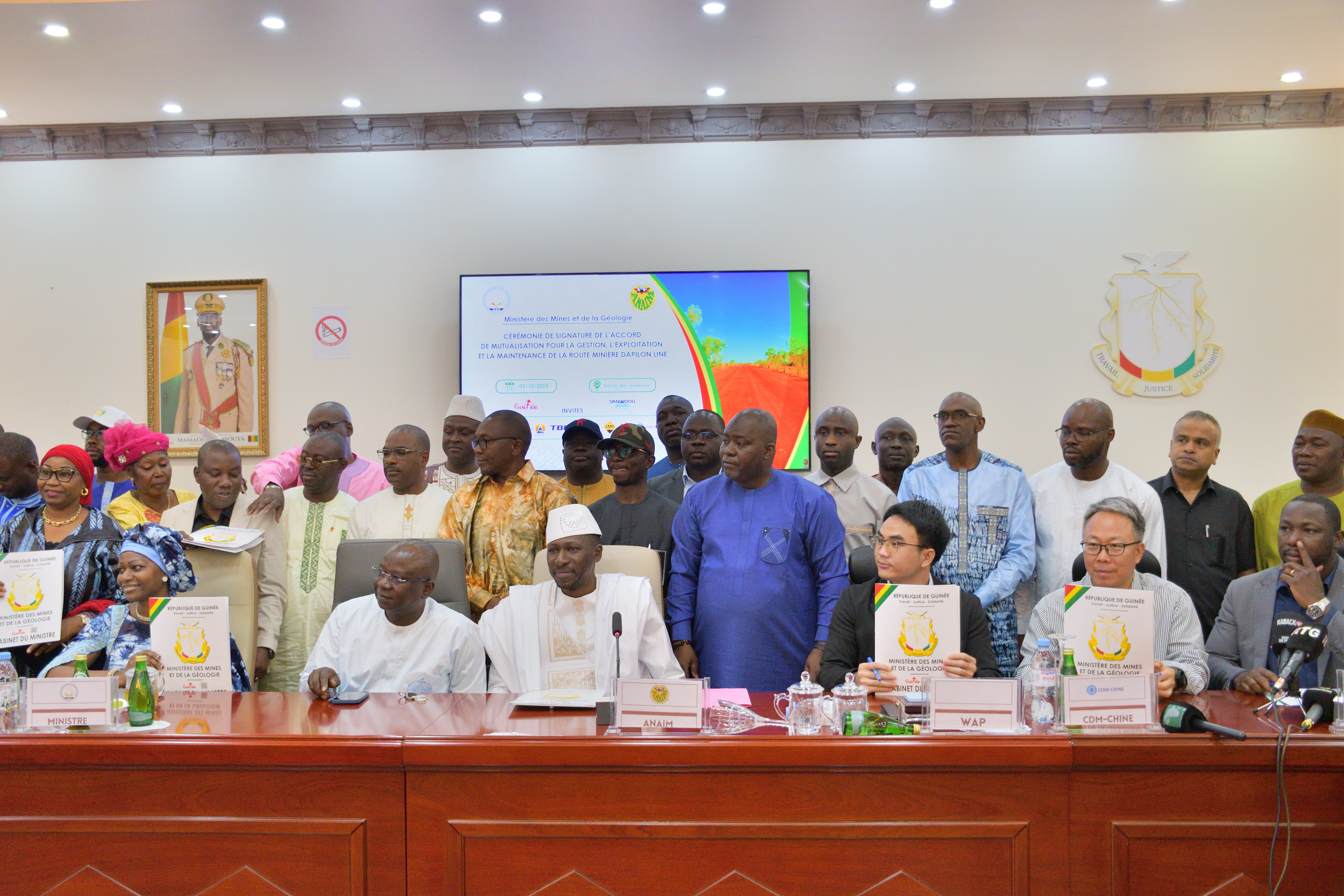 Signature de l'accord de Mutualisation de la Route Minière Dapilon Line