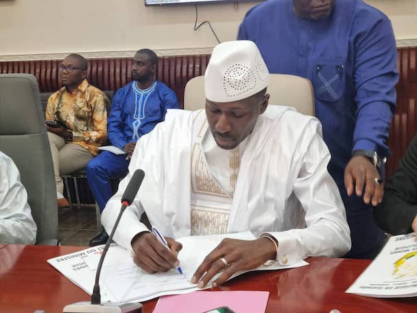 Signature de l'accord de Mutualisation de la Route Minière Dapilon Line