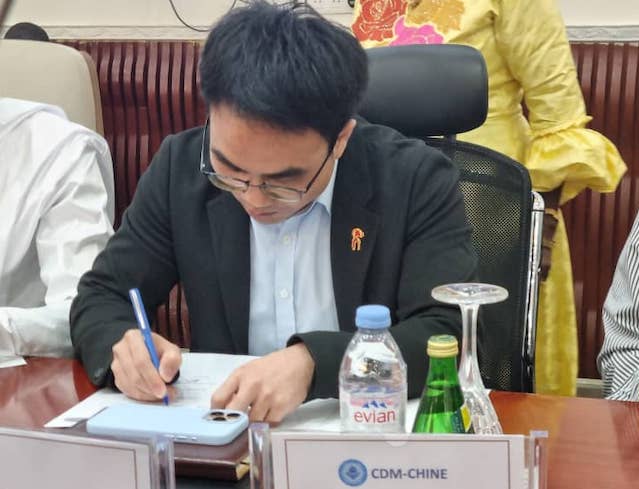 Signature de l'accord de Mutualisation de la Route Minière Dapilon Line